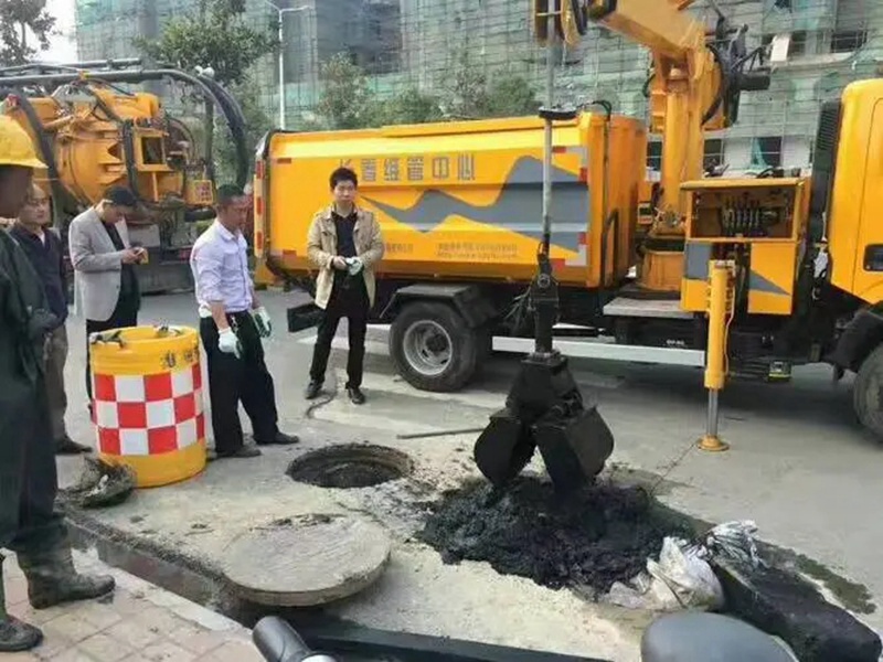 息县街道：网格员化身“清道夫”，为民解忧疏通“堵心”化粪池