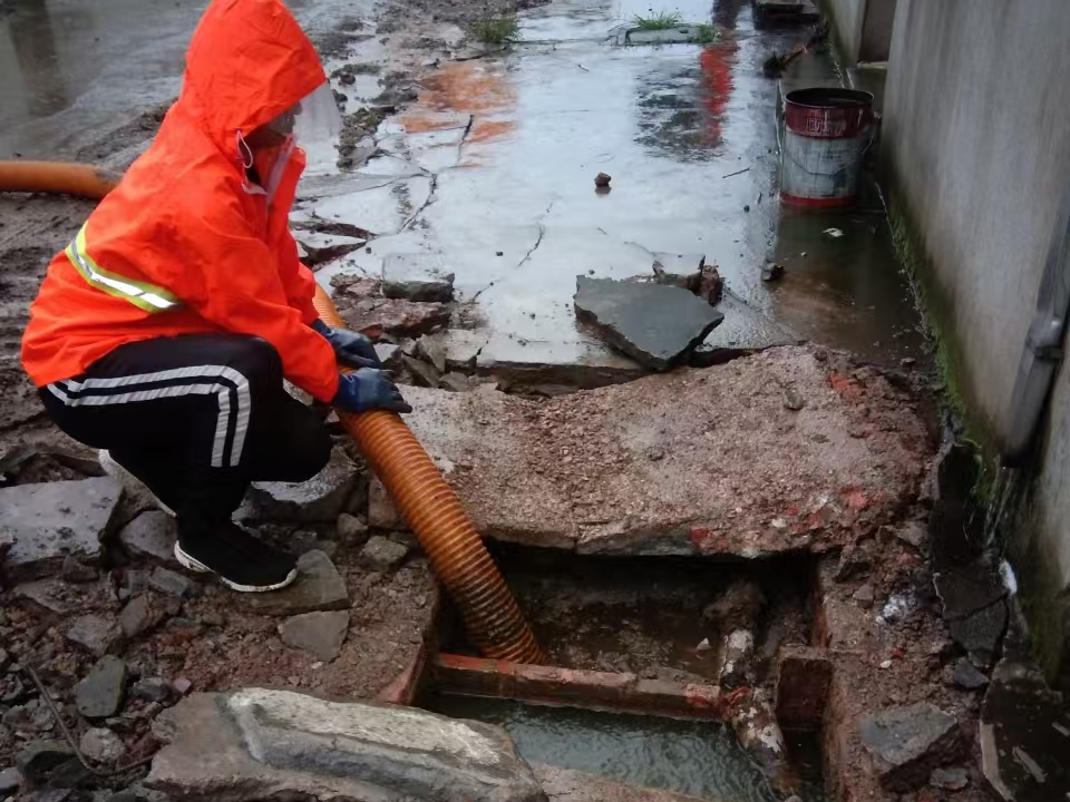 息县专业清理污水池 炜誉市政以规范流程守护城市 “肠道”