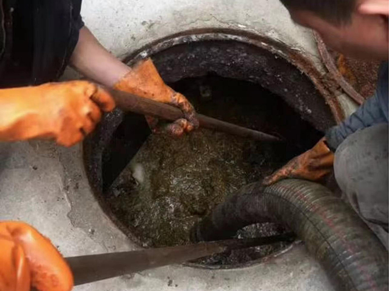 息县清理化粪池时如何避免沼气的危害?